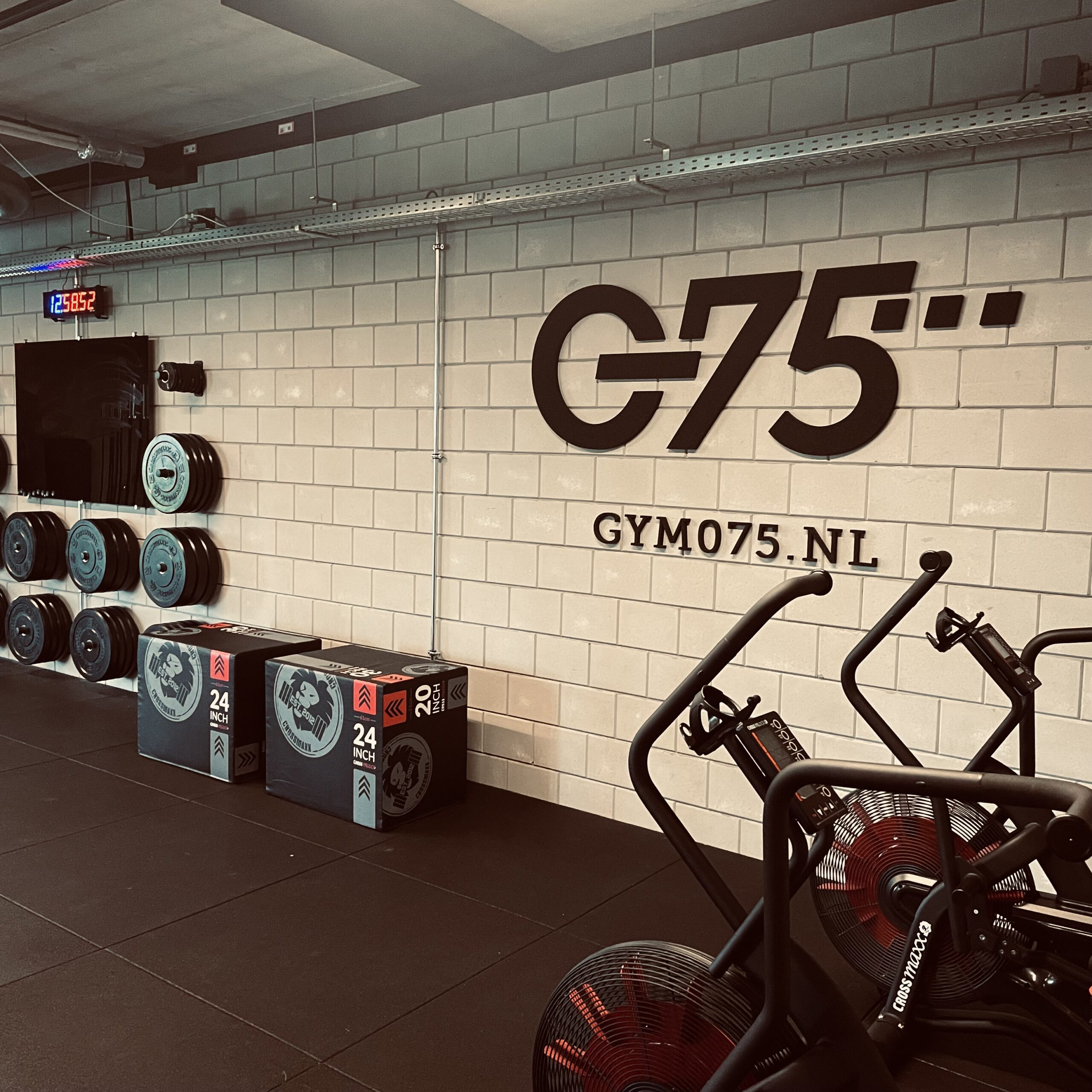 GYM075_09